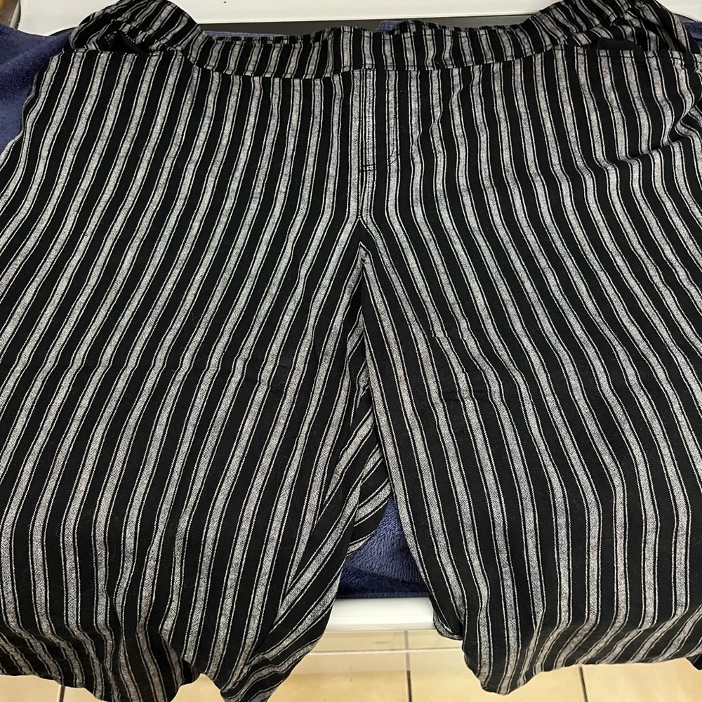 Lane Bryant Black and Gray Wide Leg Capris Size 24